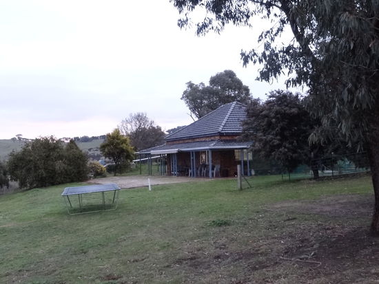 Georges Haus oberhalb von Bethanga. George ist Garys Arbeitskollege und ursprünglich aus Deutschland. Er hat uns zu sich nach Hause zum Abendessen eingeladen. Sie haben ein wunderschönes Fleckchen Erde mit viel Platz rundherum!