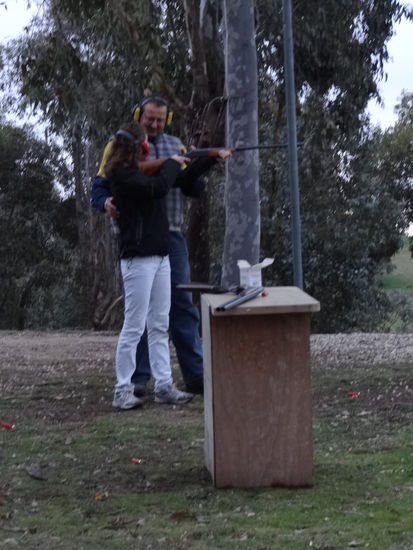 Tontaubenschiessen bei George zu Hause. Remo hat sogar eine Tontaube getroffen! Das Militär hat also doch Spuren hinterlassen... 