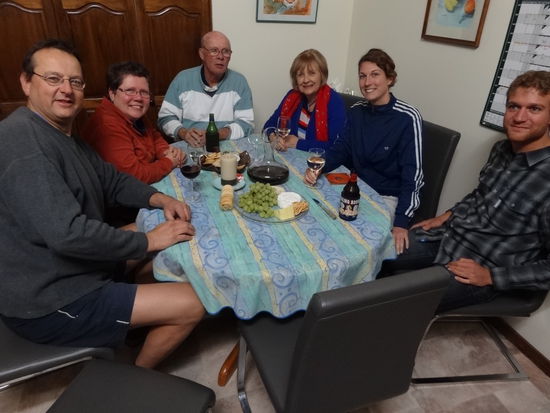 Bei George zu Hause zum Abendessen. Es gab Hasen, frisch vom Küchenfenster aus geschossen!