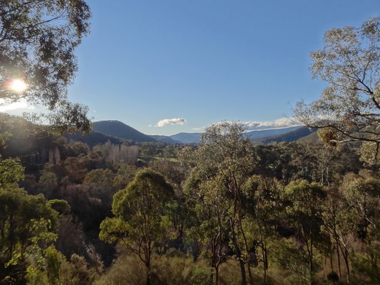 Aufblick ins Mitta Valley auf der Wanderung mit Judy, Gigis Mutter.