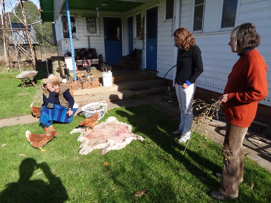 Gigis Bruder vor seiner "Jägerhütte". Seine Fuchsfellmütze hat er sich selbst geschneidert und das Schafsfesll auf dem Boden hat Gigi zum Trocknen ausgelegt.