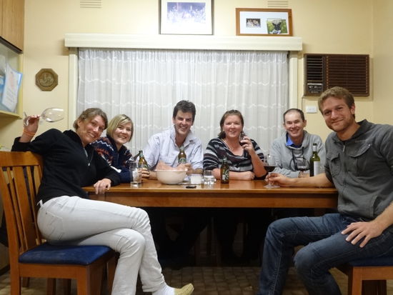 Beim Abendessen bei der Familie Ott. Ich, Tracey (Andrews Freundin), Andrew (Sues Bruder), Sue, Darren und Remo. Von links nach rechts.