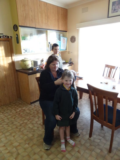 Frühmorgens, die Kinder gehen in die Schule.