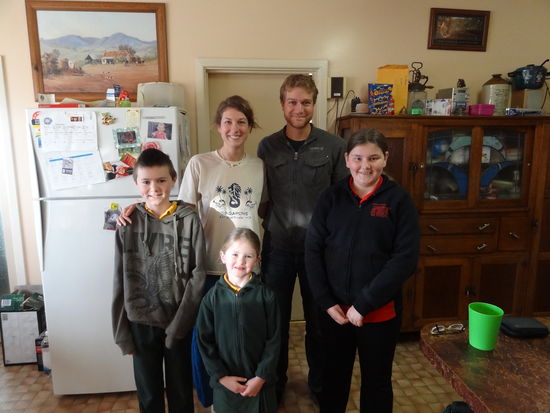 Franz, Madeline und Emily mit Remo und mir. Emily war gerade mal 6 Monate alt, als ich vor 11 Jahren bei den Otts auf der Farm lebte.