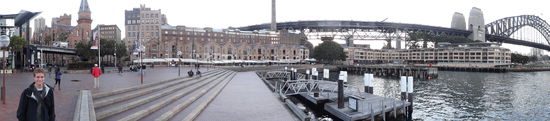 The Rocks und Sydney Harbour Bridge.