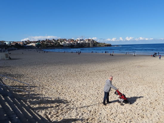 Peter an der Bondi Beach! Aus Jucks hat sich Peter am Strand einen einsamen Buggy geschnappt um nicht alleine auf dem Foto zu sein!
