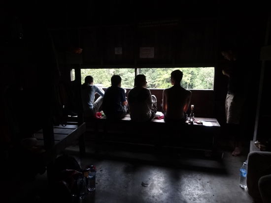 Im Inneren der Hütte gabt es einen Beobachtungsplatz, wo man Natur und evt. Tiere beobachten kann. Die Geräusche aus dem Dschungel waren auch ohne Tiere ein Erlebnis.