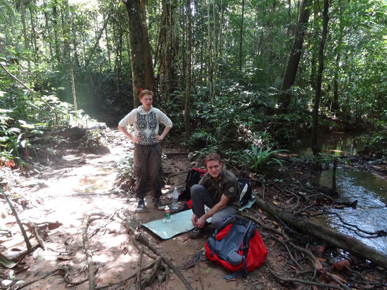 Rastplatz um die Füsse von Blutegeln zu befreien. Remo neben Reeta aus Finnland, die mit uns auf die Trekkingtour gekommen ist. Während dem man die Schuhe auszieht, muss man aufpassen, dass der Standfuss nicht wieder mit weiteren Blutegeln besiedelt wird...