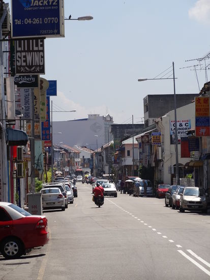 Die Strassen von Penang. Tagsüber hat es ziemlich viel Verkehr in der Stadt, gegen Abend lässt es sich jedoch gemütlich flanieren.