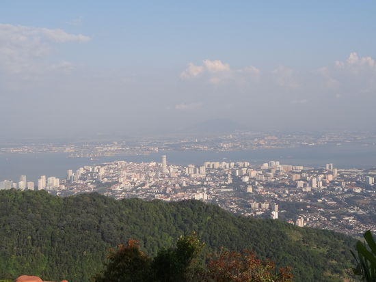 Aussicht vom Penang Hill auf Georgetown. Die Stadt ist erstaunlich gross! Nach Westen ist die Stadt mit Ferringhi Beach verwachsen, wo zahlreiche schöne Hotels stehen. Etwas weiter westlich kommt dann scho der Nationalpark.