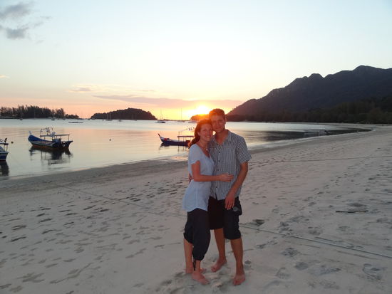 Mit dem Scooter kommt man an jeden Strand auf der Insel! Sonnenuntergang an einem kleinen Strand ausserhalb von Cenang.