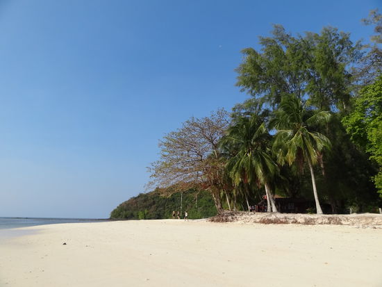 Ein weiterer Bootsausflug zu den nahe gelegenen Inseln. Kurzer Badestopp am weissen Strand....