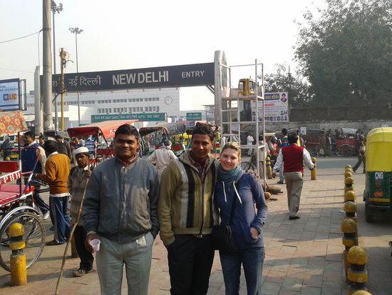 Marina mit 2 netten Indern vor der New Delhi Railway Station