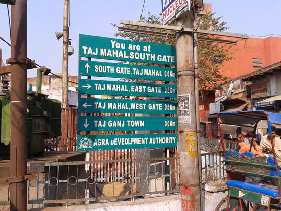 Enge und verdreckte Gassen führen zu den Eingängen des Taj