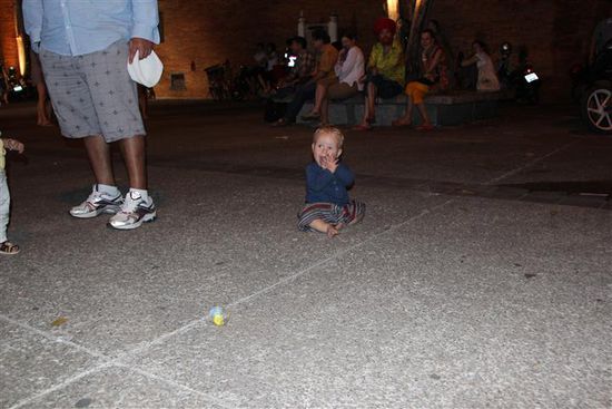 Und Ole hat auch im Norden einen Mordsspass. Sein Highlight ist ein Flummi der in tausend Farben blinkt wenn man ihn auf den Boden wirft!!