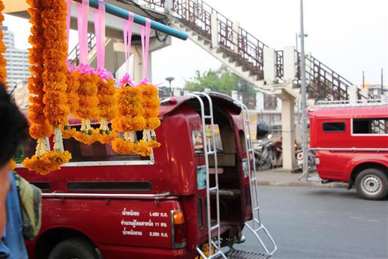 Die roten Taxis! Alles ist so schön bunt in Thailand...
