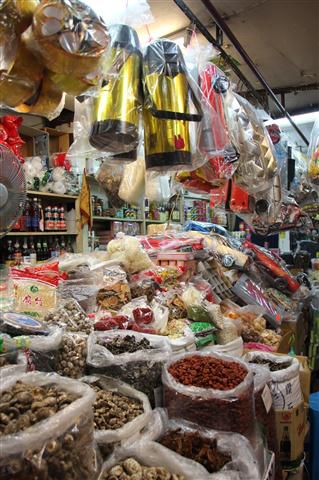 Alles ist soooo voll auf dem Warorot Markt!