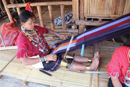 Neben der Handarbeit werden eben auch die Menschen ausgestellt. Schon etwas komisch. Sonst hätten wir es aber nicht mehr geschafft in 3 Tagen zu den Bergvölkern zu fahren.
