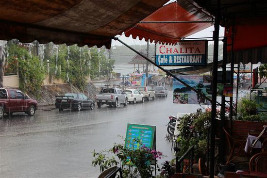 Gott sei Dank waren wir bei dem Wolkenbruch im Cafe eingesperrt...