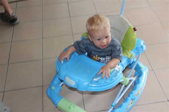 Auch wenn in Deutschland verschrien, mag Ole den Lauftrainer. Zwar war er noch nicht so geübt damit wie sein 10-monatiger Thaikollege, aber Spass hat es trotzdem gemacht.