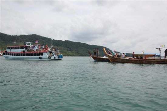 So kommt man auf Ko Jum an: Die Longtails warten schon.