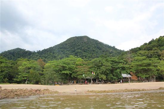 Da wohnen wir! Blick auf unser Resort vom Meer aus