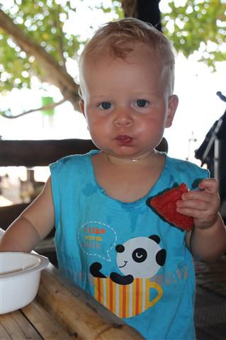 Ole schmecken Wurmmilch und Wassermelone am Besten (achtet mal auf den Aufdruck des T-Shirts!! warm und worm sind aber wirklich auch same same!!)