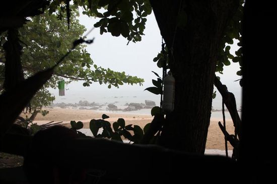 Die Regenschauer bieten etwas Abwechslung im sonst straff durchorganisierten Nichtstun.