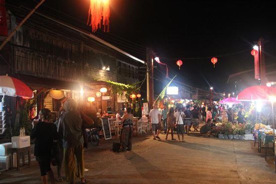 Eine Mischung aus Nachtmarkt, Kirmes und Straßenfest