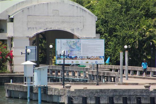 Auf diesem Pier hat Ole es getan... Er hat seine ersten freien Schritte gewagt.