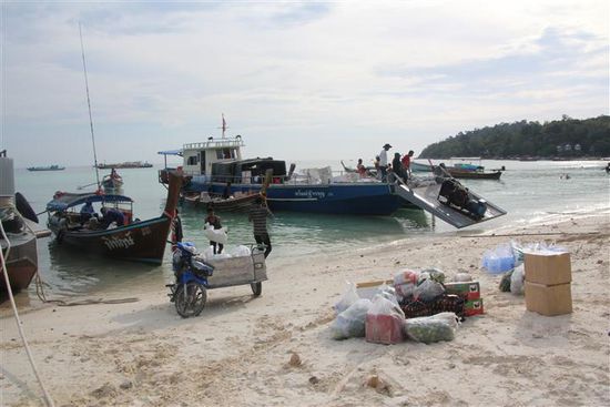 Schön war auch das Beobachten der "Hafenarbeiter" beim verladen eines Motors...