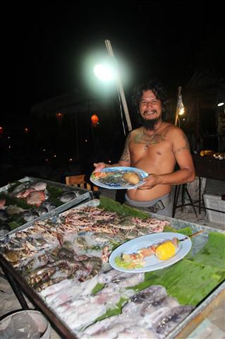 Abends dann Chao Lae BBQ - und alles sooo frisch!! Das ist übrigens einer von Oles neuen Freunden. Wir als Eltern finden seinen neuen Umgang mehr als zweifelhaft