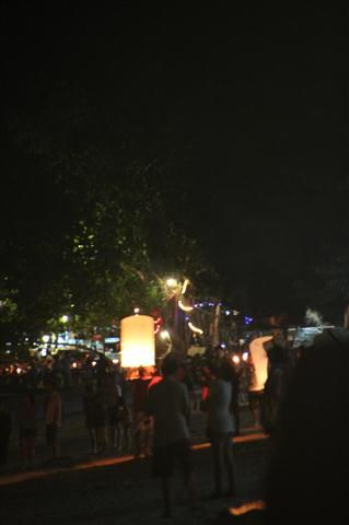 Am Abend gab`s dann am Pattaya Beach noch Unterhaltung zur Genüge. Lampions steigen lassen...