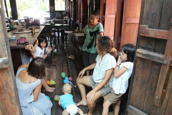 Das Mangohouse. Nettes Kaffee und Housemusic mit Sushi. Die Zwillinge waren mindestens so wild auf Ole, wie er auf Sie. Sehr familiäre Unterkunft.