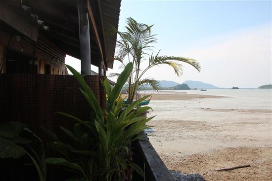 Hier der Blick von der Terrasse nach links. Bei Ebbe geht das Wasser sehr weit zurück.