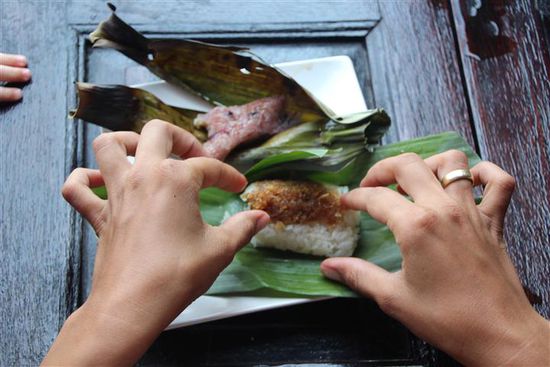 In diesem Fall oben mit Banane, oder unten mit Kokosraspeln.
