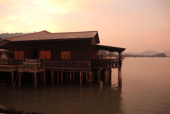 ... und des Blicks auf unsere Unterkunft von der Seite. Wie Ihr sehen könnt, steht das Haus wirklich komplett auf dem Wasser. Man hört immer das Meer plätschern!