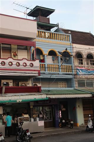 Schöne Gebäude gab`s schon in Phuket. Portugiesisch-chinesisch.