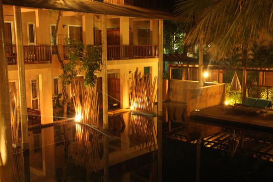 Foto aus dem Zimmer. Der Pool verbindet die 3 Seiten des Hotels.