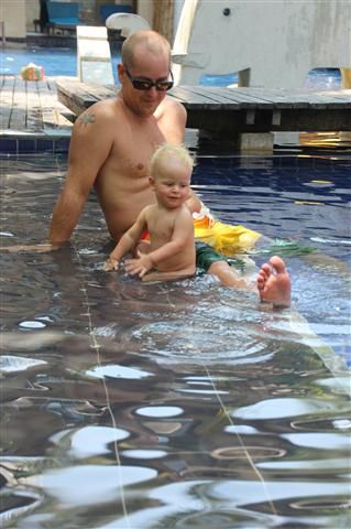 Im Pool lässt sichs wunderbar baden. Leider im Meer nicht, da die Wellen recht hoch sind. Auf jeden Fall zu hoch für Ole.