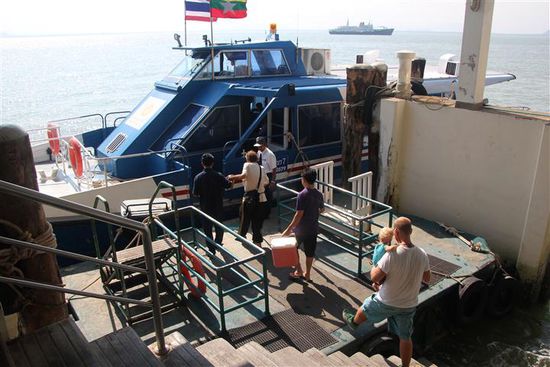 Hier besteigen wir das Boot zurück nach Thailand, mit der Gewissheit erneute 14 Tage Visum zu bekommen.