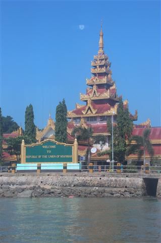 Auf dem Weg zurück nach Thailand, halten wir noch einmal an einem Hafen in Burma. Es sieht alles ganz schön anders aus als in Thailand.