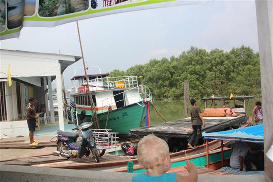 Hier stehen wir am Pier nach Ko Phayam.