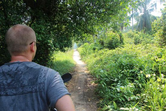 ...es gibt hauptsächlich Trampelpfade und schmale Betonpisten.