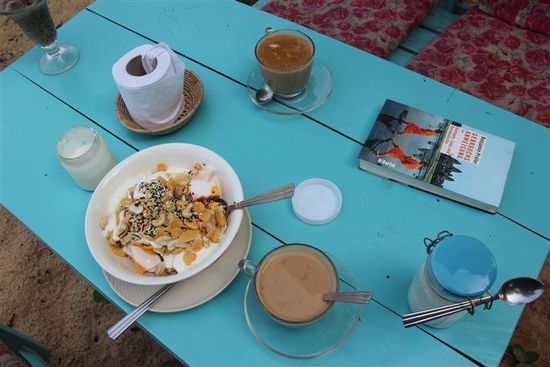 Leckeres Frühstück mit selbstgemachtem Joghurt und natürlich Cashews!