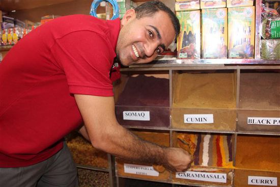 Wir kaufen Gewürze auf dem Gewürz Souk