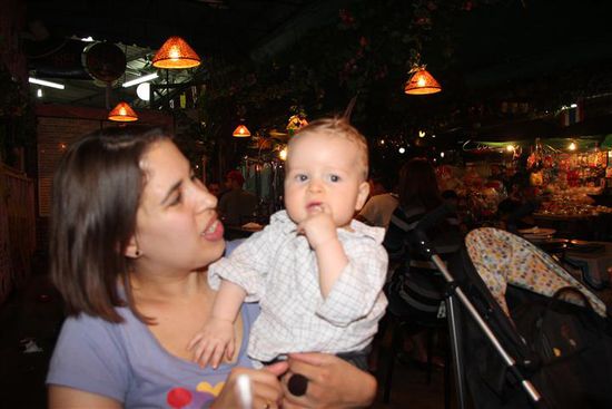 Ganz ohne das drum herum der Kao San geht es ja nun auch nicht und Ole fand es auch gut... So langsam reicht es aber auch und wir freuen uns...