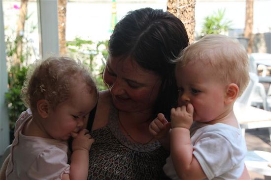 Lucy reist mit Mutter Doris und hier auf dem Bild mit Tante Babsi und natürlich mit Ole.