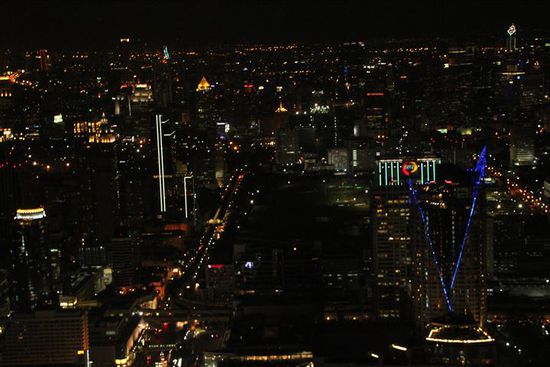 Das Gebäude rechts wechselt übrigens die Farbe. Sehr schön...