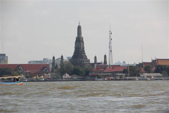 Vor dem Wat Arun rechts und schon ist man mitten in den Klongs.